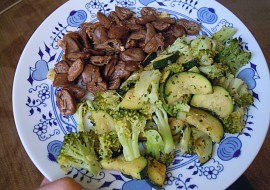Kuřecí srdíčka s brokolicí a cuketou