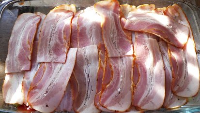 Kuřecí stehna s provensálským kořením a slaninou