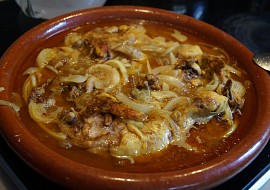 Kuřecí tajine (tagine) s cibulí a rozinkami