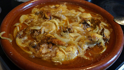 Kuřecí tajine (tagine) s cibulí a rozinkami