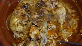 Kuřecí tajine (tagine) s cibulí a rozinkami