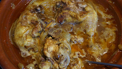 Kuřecí tajine (tagine) s cibulí a rozinkami