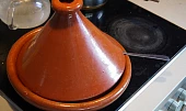 Kuřecí tajine (tagine) s cibulí a rozinkami