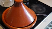 Kuřecí tajine (tagine) s cibulí a rozinkami