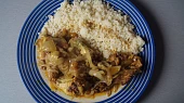 Kuřecí tajine (tagine) s cibulí a rozinkami