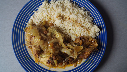 Kuřecí tajine (tagine) s cibulí a rozinkami
