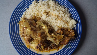 Kuřecí tajine (tagine) s cibulí a rozinkami