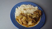 Kuřecí tajine (tagine) s cibulí a rozinkami