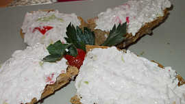 Lahodná  a svěží pomazánka na celozrnné pečivo