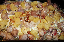 přendáme do pekáčku, zalijeme smetanou a dáme tvarůžky...
