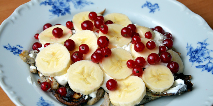 Lehká letní snídaně s příchutí banánu (Varianta s banánem a rybízem.)