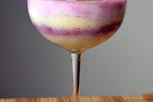 Vrstvy zdola: jáhlový pudink - jáhlový marmeládový pudink - jáhlový pudink - bílý jogurt - bílý marmeládový jogurt. Ovoce je i mezi jednotlivými vrstvami :-)