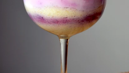 Lehký jáhlový dezert - pudink, Vrstvy zdola: jáhlový pudink - jáhlový marmeládový pudink - jáhlový pudink - bílý jogurt - bílý marmeládový jogurt. Ovoce je i mezi jednotlivými vrstvami :-)
