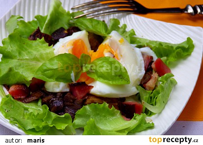 Lesní houby se slaninou a pošírovaným vejcem na listovém salátu