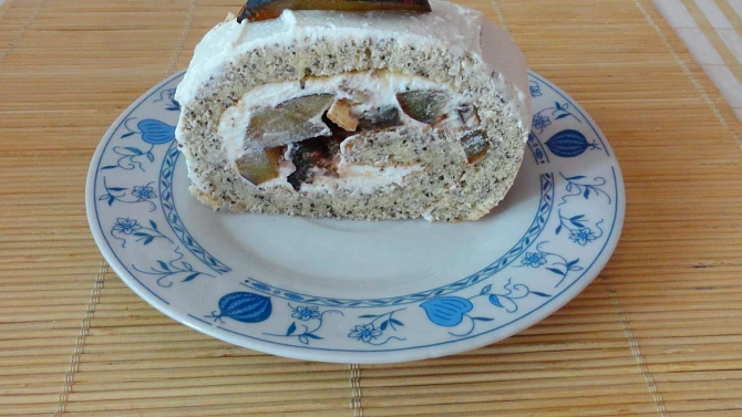 Makovo mandlová roláda s tvarohem a švestkami