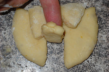 Prostřední rovný kousek obtočíme kolem