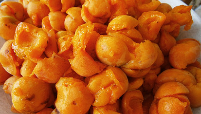 Meruňková marmeláda, měkké,vypeckované meruňky jsem v kastrolu pomačkala šťouchadlem na brambory
