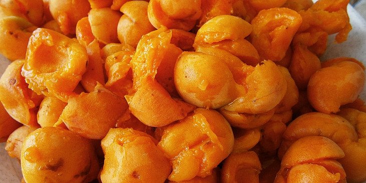 měkké,vypeckované meruňky jsem v kastrolu pomačkala šťouchadlem na brambory