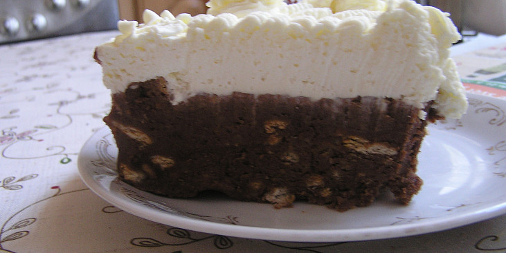 Nepečený sušenkový dortí- řez
