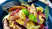 Nudle s italskou klobásou / salsiccia / a hříbky