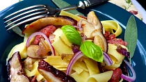 Nudle s italskou klobásou / salsiccia / a hříbky