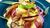 Nudle s italskou klobásou / salsiccia / a hříbky