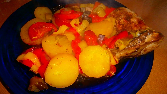 Oběd z jednoho pytlíku (Kuře,brambory a zelenina z alobalu)