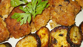 Ostřejší masové karbanátky s lilkem a cuketou