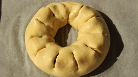 Ostružinový kynutý věnec