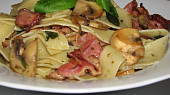 Pappardelle s žampiony, slaninou a rukolovým pestem