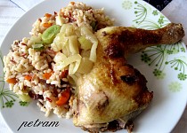 Pečené kuřecí stehno na cibuli se zeleninovou rýží