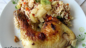 Pečené kuřecí stehno na cibuli se zeleninovou rýží
