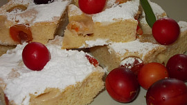 Perníková bublanina s  červenými mirabelkami  (špendlíky) a jablky