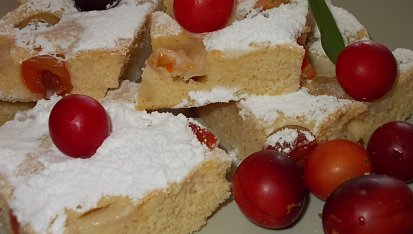 Perníková bublanina s  červenými mirabelkami  (špendlíky) a jablky
