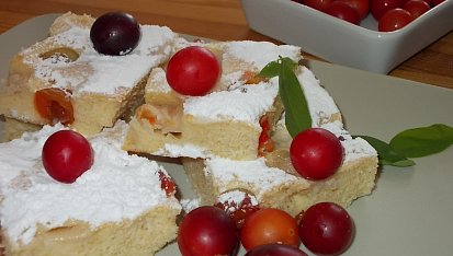 Perníková bublanina s  červenými mirabelkami  (špendlíky) a jablky