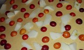 Perníková bublanina s  červenými mirabelkami  (špendlíky) a jablky