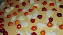 Perníková bublanina s  červenými mirabelkami  (špendlíky) a jablky