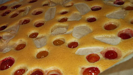 Perníková bublanina s  červenými mirabelkami  (špendlíky) a jablky