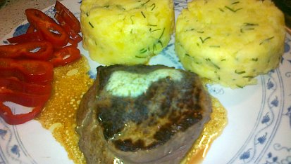 Rib eye steak s omáčkou z pečeného česneku (medium - medium rare), steak
