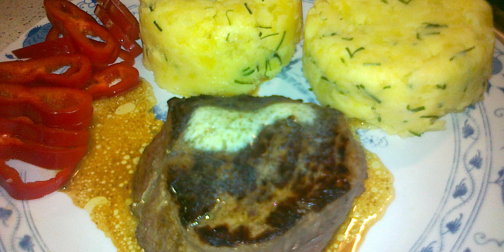 Rib eye steak s omáčkou z pečeného česneku (medium - medium rare) (steak)