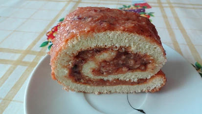 Roláda s rebarborovo-švestkovou náplní