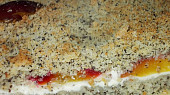 Makový drobenkový koláč se švestkami a broskvemi