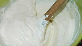 Makový drobenkový koláč se švestkami a broskvemi