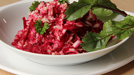 Salát ze syrové řepy, mladého zelí a křenu