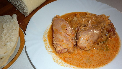 Segedínský guláš z uzených kuřecích stehen