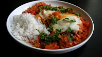 Shakshuka (rajčatová omáčka s vejci)