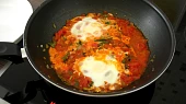 Shakshuka (rajčatová omáčka s vejci)