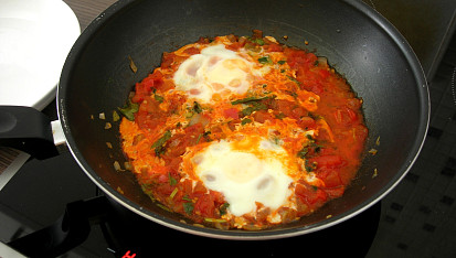 Shakshuka (rajčatová omáčka s vejci)
