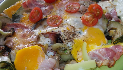 Špenátovo-cuketová omeletka se slaninou / k  snídani /