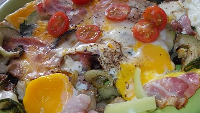 Špenátovo-cuketová omeletka se slaninou / k  snídani /